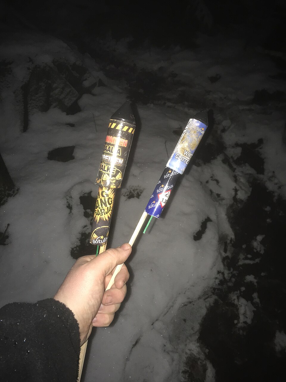Firework rockets ki representative photo, local brand pack nahi